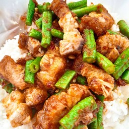 พริกแกงหมูกรอบ