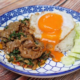 ข้าวหน้ากะเพราเนื้อสไลด์ + ไข่ดาวเยิ้ม