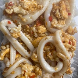ข้าวราดผัดไข่หมึก