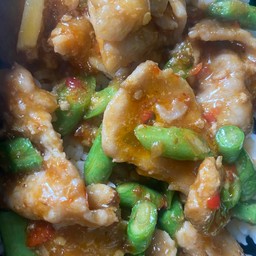 ข้าวราดผัดพริกแกงหมูชิ้น