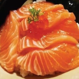 ข้าวหน้าแซลมอนสด