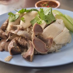 ไก่ชิ้นพอดีคำ  เครื่องในทำมาอย่างดี นุ่มพอเหมาะ สุดๆเลยค่ะ