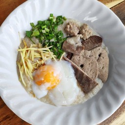 โจ๊กหมูเครื่องในใส่ไข่