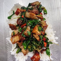 กระเพราหมูกรอบราดข้าว