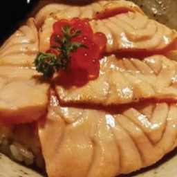 ข้าวหน้าแซลมอนเบิร์น