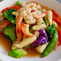 ผัดผักรวมมิตรกุ้ง