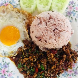 ข้าวผัดกะเพราโบราณหมูสับไข่ดาว