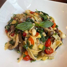 พาสต้า ผัดเห็ดรวม โหระพาพริกแห้ง น้ำมันมะกอก