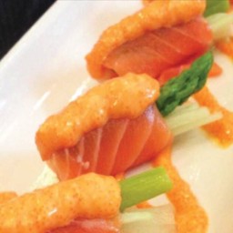 สลัดแซลมอนซอสไข่กุ้ง