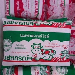 ร้านไส้กรอกอีสานหน้าวัดหัวโป่ง