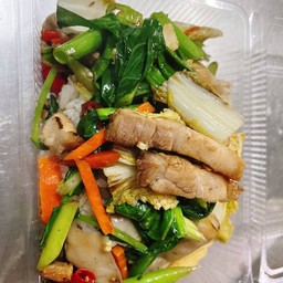 ผัดผักรวมมิตร หมูกรอบ ราดข้าว