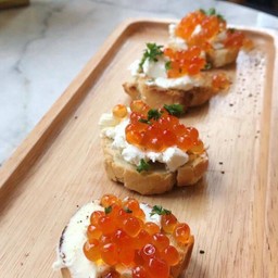 ขนมปังหน้าไข่ปลาแซลมอน