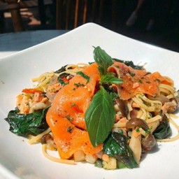 พาสต้า แซลมอนนอร์เวย์ โหระพาพริกแห้ง น้ำมันมะกอก