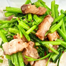 ผักบุ้งหมูกรอบราดข้าว