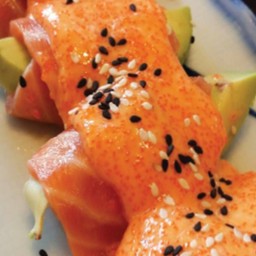 แซลมอนอโวคาโดซอสไข่กุ้ง