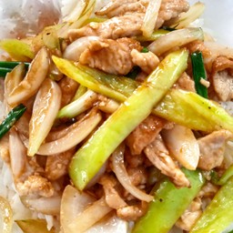 พริกหยวกหมูชิ้นราดข้าว