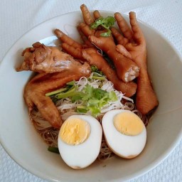 จี้สุก๋วยเตี๋ยวโล้งโต้ง