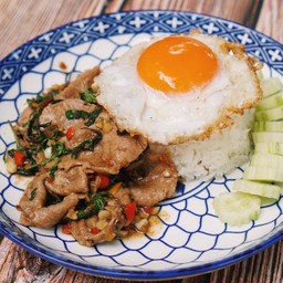 ข้าวกะเพราหมูสไลด์ + ไข่ดาวเยิ้ม