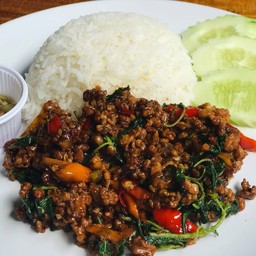 กระเพราหมูราดข้าว