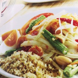 ส้มตำปลาดุกฟูไข่เค็ม