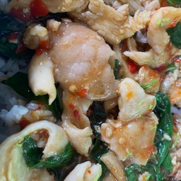 ข้าวราดผัดโหระพารวมมิตร