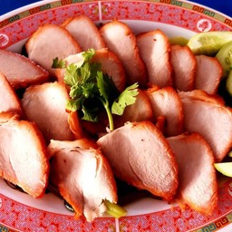 หมูแดง (กับข้าว) มีน้ำราด  ผัก เครื่องเคียง