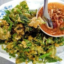 ยำผักบุ้งกรอบ