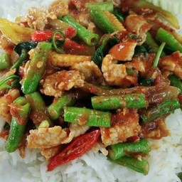 เครื่องแกงหมูราดข้าว
