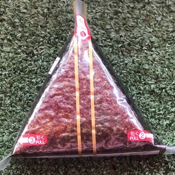 ข้าวปั้นสามเหลี่ยมสาหร่ายสด