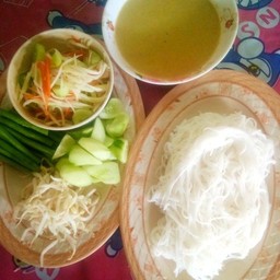 ชุดขนมจีนน้ำยากะทิใต้ พร้อมอาจาดโบราณและผักสด