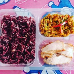 ข้าวไรซ์เบอรี่ราดกับข้าว2อย่าง