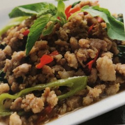 กระเพราหมู หรือไก่