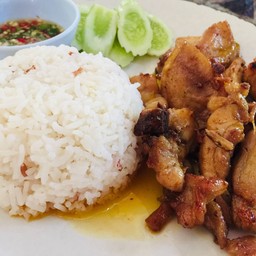 ไก่ทอดกะเทียมราดข้าวไข่ดาว