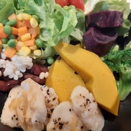 สลัดปลาดอลลี่ย่าง