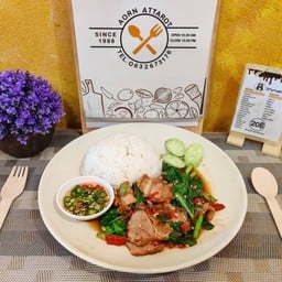 ข้าว ผัดคะน้าหมูกรอบ