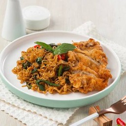 มาม่าผัดกะเพราไก่ทอด