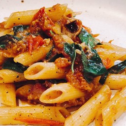 เพนเน่ ผัดเบคอน มะเขือเทศ พริกแห้ง