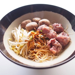 ก๋วยเตี๋ยวเนื้อกรอบ