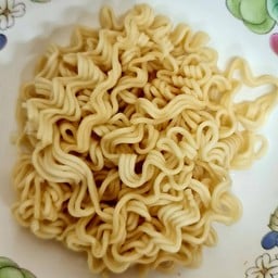 เส้นบะหมี่กึ่งสำเร็จลวก (2 ก้อน)