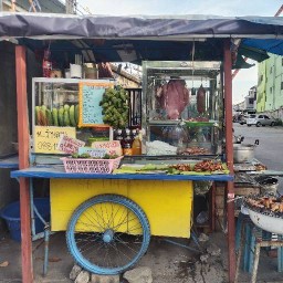 ร้านลาบยายน้อย ร้านใหม่อยู่เยื้องๆฝั่งตรงข้ามโรงงานSCS  ซ.อ่อนนุช55/1 ก่อนถึงร้านสเต็กบังพร