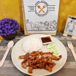 ข้าว หมูสามชั้นทอดน้ำปลา