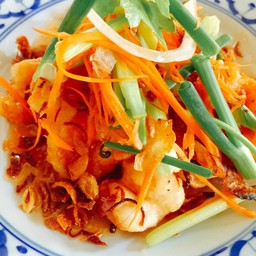 ยำแครอทและผักต่างๆกุ้งสด