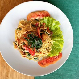 สปาเก็ตตี้กระเพราหมูกรอบ