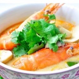 ต้มยำ ข้าวฟรี & ข้าวกระเพรา ฟรีไข่ดาว By น้องมิ้ว