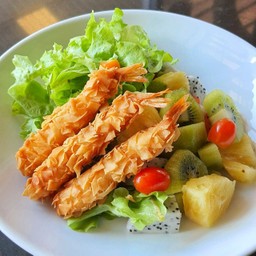 สลัดกุ้งระเบิดผลไม้ (Crispy Prawn Fruit Salad)