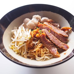 ก๋วยเตี๋ยวแห้งลูกชิ้นหมูย่าง