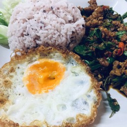 ข้าวกะเพราเนื้อเผ็ดๆไข่ดาวกรอบๆ