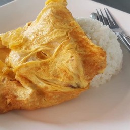 ข้าวหอมเคียงไข่ยัดไส้หมูสับผัดซอส