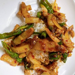 ข้าวราดพริกเผา หมูกรอบ