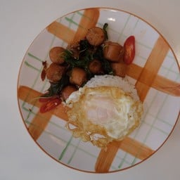 ข้าวหน้าไส้กรอกกไก่กะเพราโบราณ+ดาว